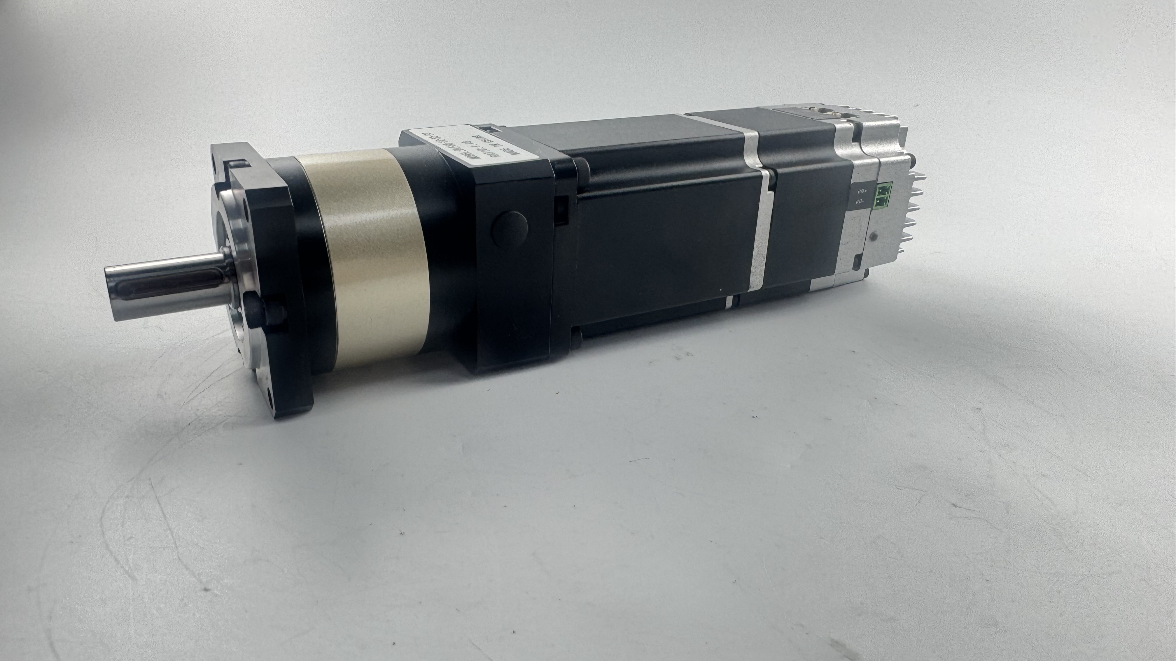 Compact integrated servo motor with planetary gearhead